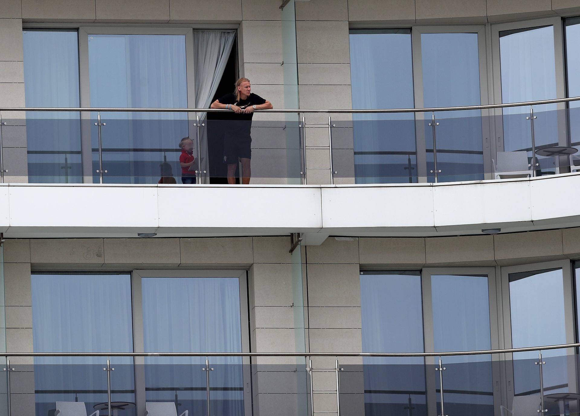 Uoči okršaja s Rusijom, Vida se opušta uz sina Davida u hotelu