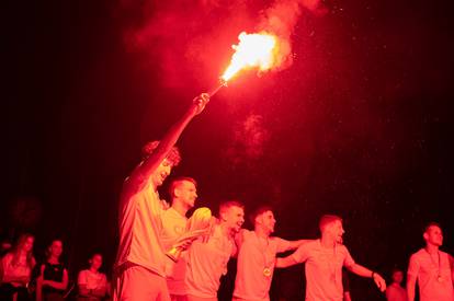 FOTO Veliki doček za prvake u futsalu: Kod studentskog doma bile stotine ljudi, palili baklje