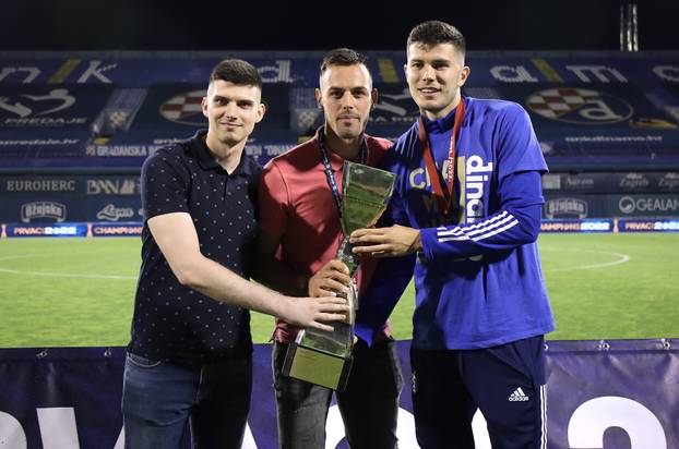 Nogometaši Dinama ponosno pozirali sa svojim obiteljima 