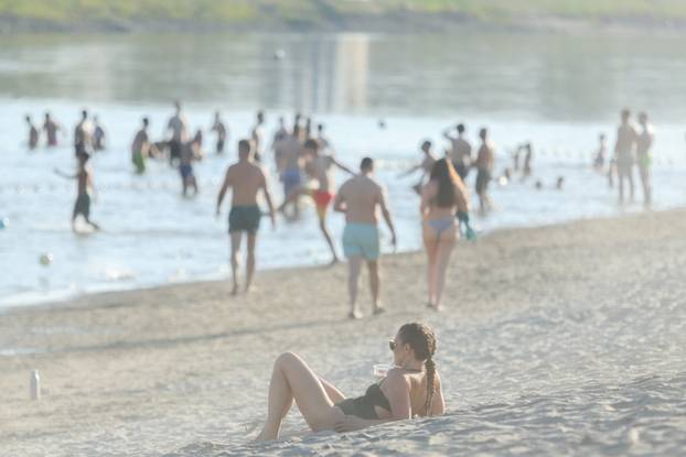 Osijek: Visoka temperatura je  izmamila mnogobrojne građane na osvježenje u Dravi