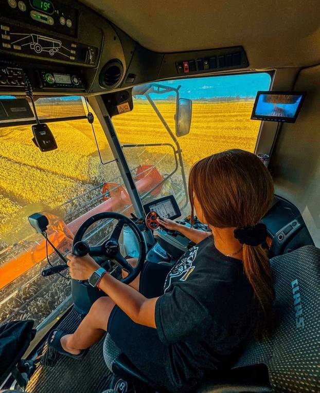 FOTO Vruća farmerica: Vozim traktor i radim teške poslove, ali uvijek u top kombinacijama