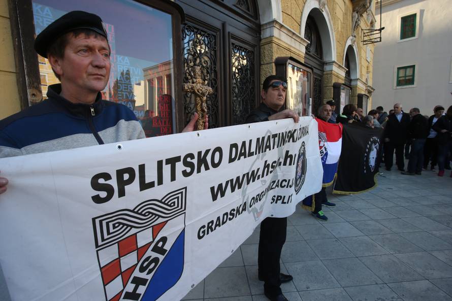 Policija izbacila HSP-ovce koji su ometali Frljićevu predstavu