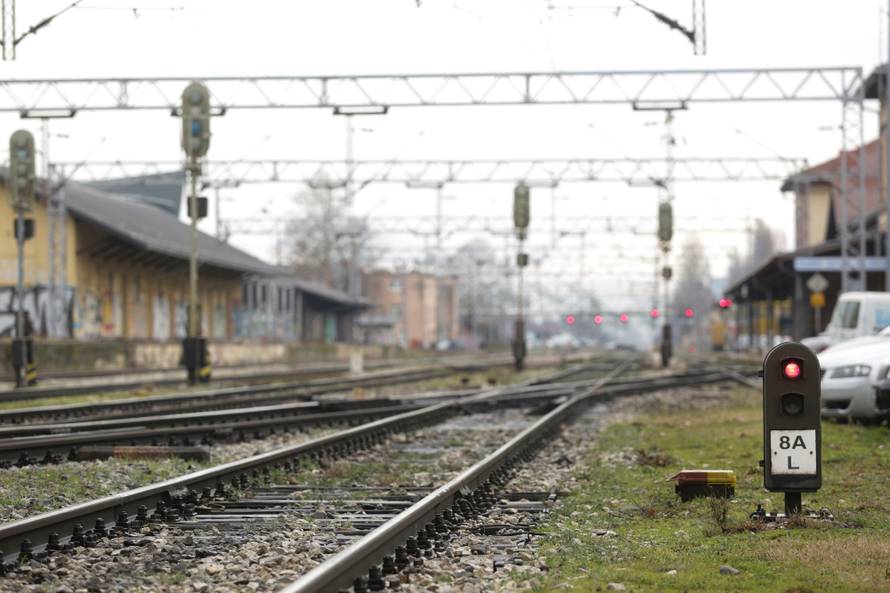 Zagreb: Penjao se na vagone i ukrao 28 naponskih kablova