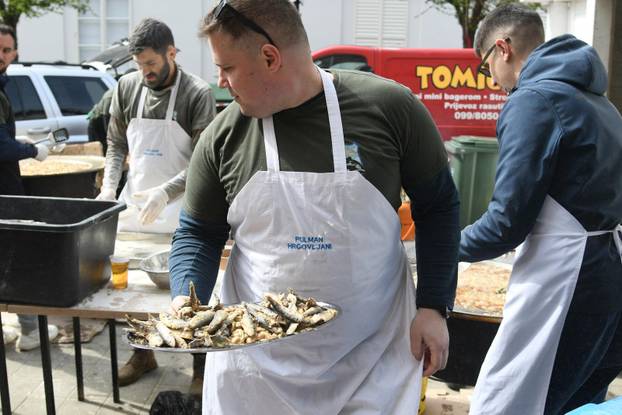 Bjelovar: Na Veliki petak građanima podijeljeno oko 1.000 porcija ribica