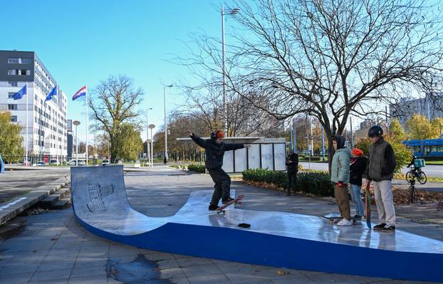 Zagreb: Ispred Muzeja Suvremene Umjetnosti postavljena skate skulptura "skate spot"