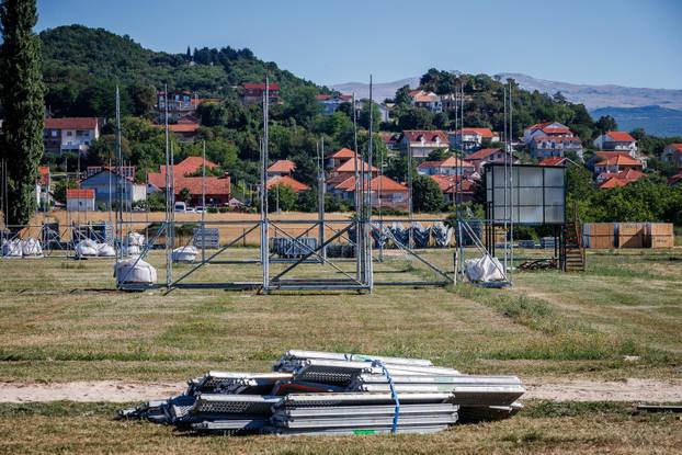 Sinj: Pripreme na Hipodromu za koncert Marka Perkovića Thompsona