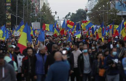Tisuće u prosvjedu protiv covid mjera i cijepljenja u Bukureštu