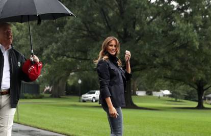 Kakav 'kavalir': Melania kisne, a Trump stoji pod kišobranom