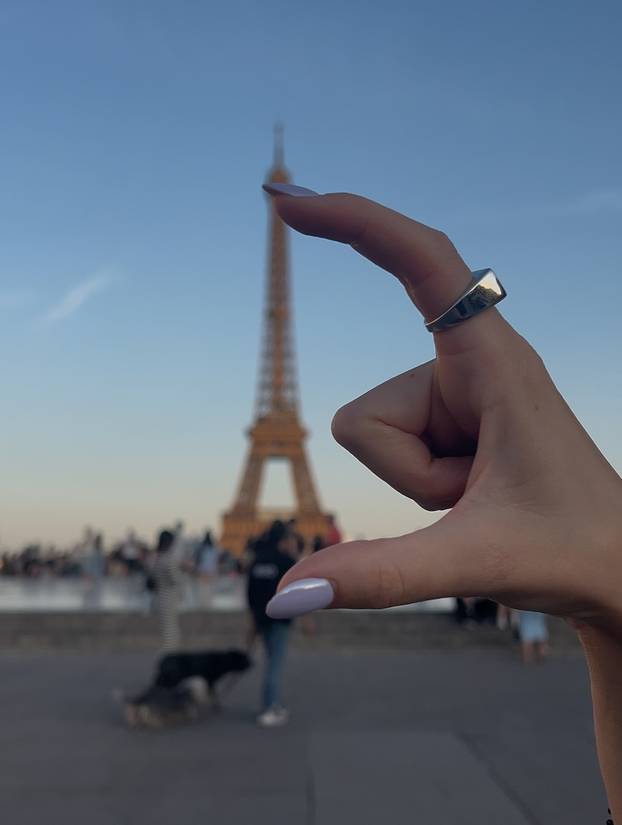 FOTO Zgodna stjuardesa hitno traži muža: Sama sam već 3 godine, želim da bude stariji...