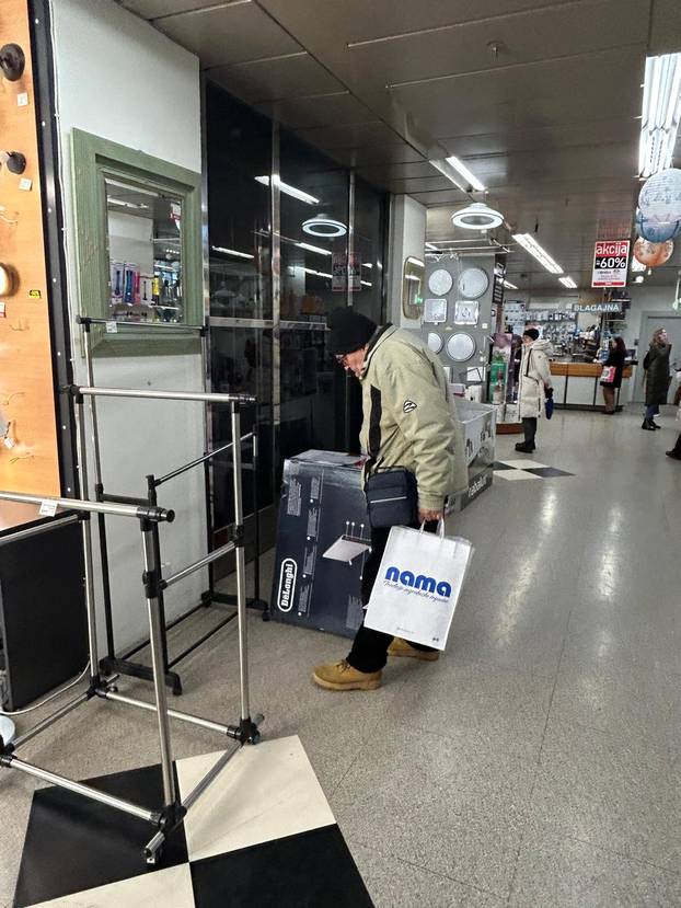 FOTO Velika rasprodaja zbog zatvaranja Name: 'Dućani su krcati, ovako nije niti za Božić'