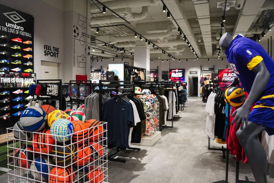 Avenue Mall u šoku! Novi prizor na LED ekranu zaustavio prolaznike!