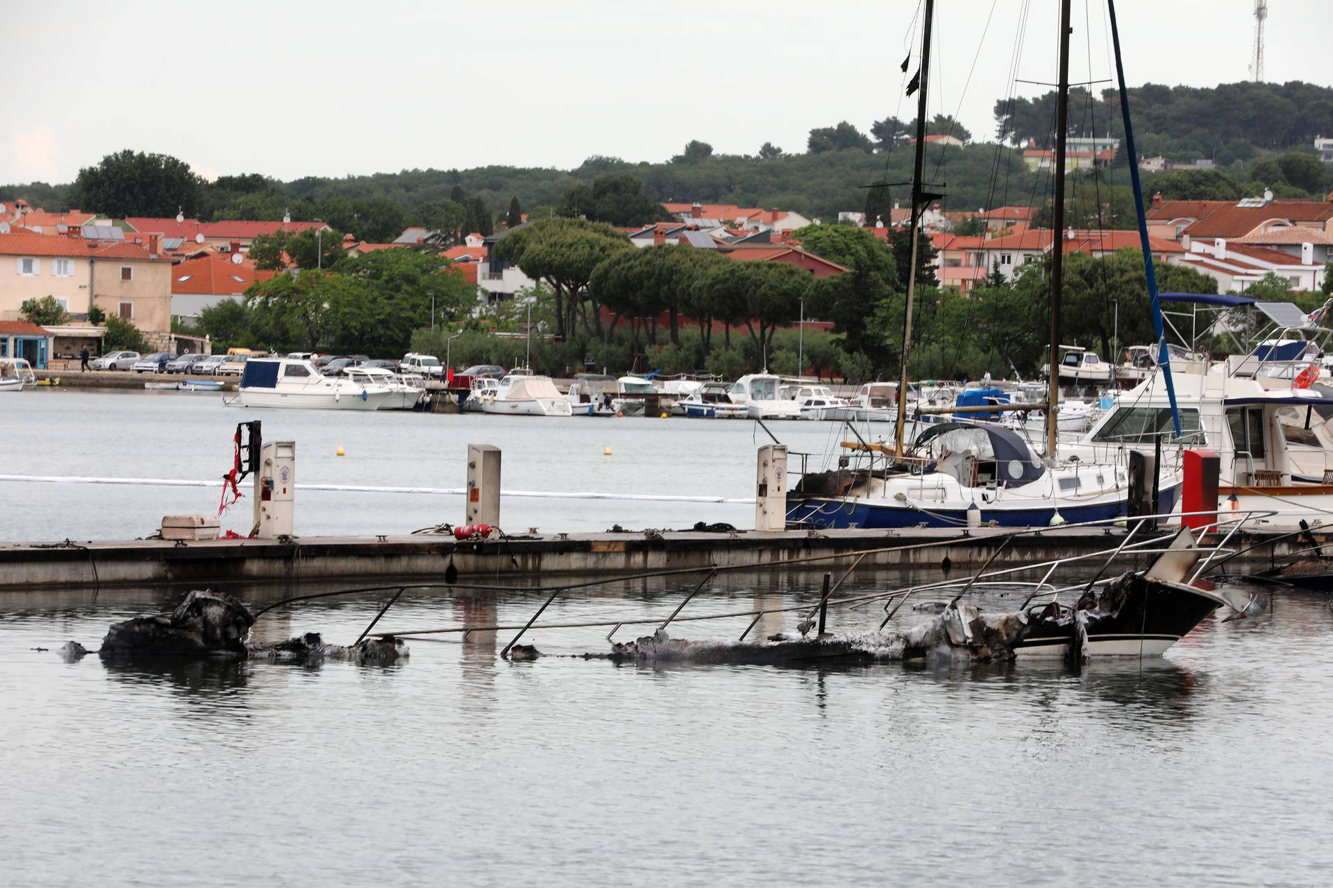 Medulin: Požar na brodovima u marini.