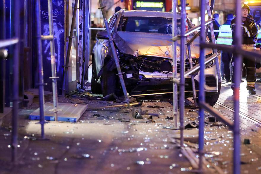 Auto udario u skelu na Britancu: Dvoje ljudi je ozlijeđeno, nastala velika gužva u prometu