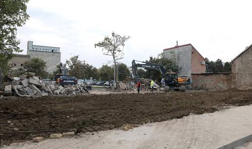 FOTO Od derutne zgrade u Paromlinskoj ostala je samo čistina. Ovdje će graditi park