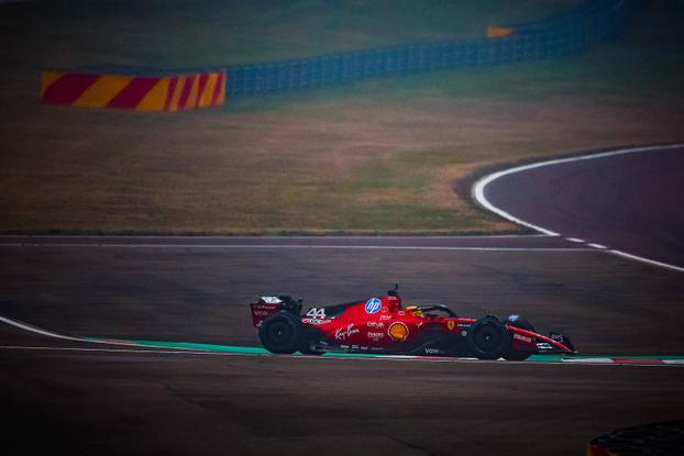 Prvi krug novog voza?a Ferrarija Lewisa Hamiltona tijekom dana testne vožnje u Fioranu