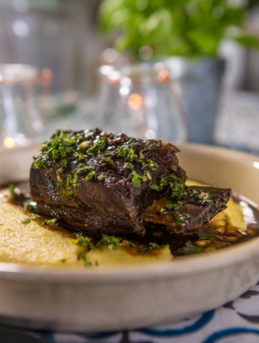 Fina goveđa rebra s palentom,  crnim vinom i parmezanom