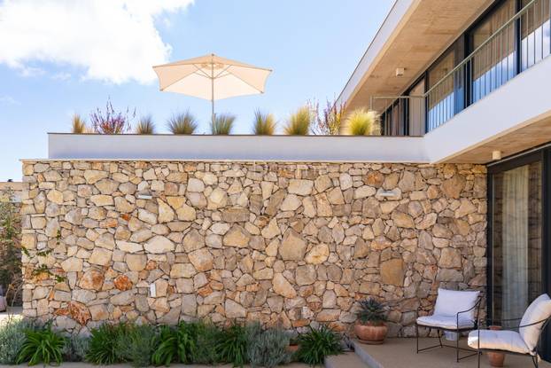 FOTO Nikad viđeno! Prodaje se vila na Šolti. Stoljetna maslina vam raste kraj kauča. Evo cijene