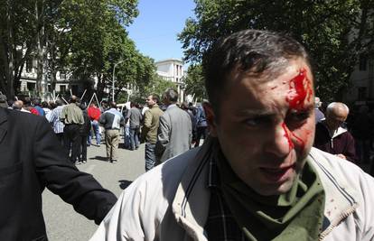 Policija suzavcem i gumenim mecima tjerala prosvjednike 