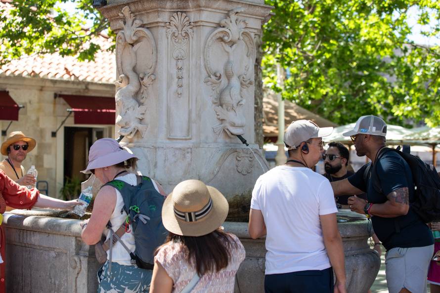 Visoke temperature i turističke gužve u Dubrovniku