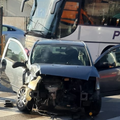 KR&Scaron; U SPLITU Autobus i auto se sudarili kod op&cacute;ine: Policija tra&zcaron;i svjedoke prometne