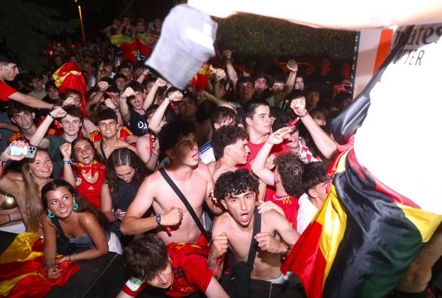 Španjolski navijači nakopn pobjede slavili na ulicama Splita 