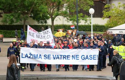 VIDEO Vatrogasci prosvjedovali u Zagrebu: Želimo da nas uvaže i da napokon riješimo probleme