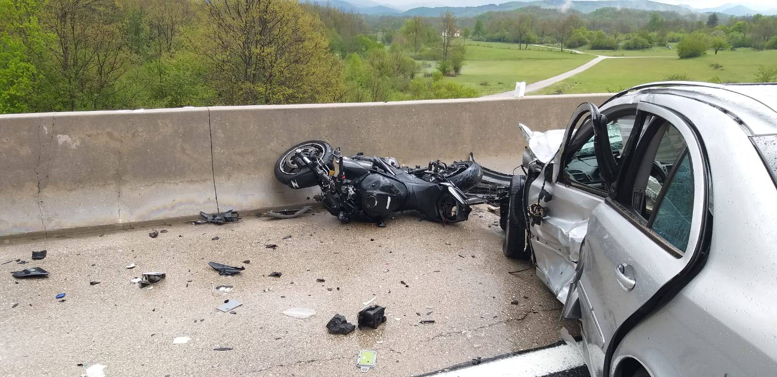 Strava na autocesti: Motorista Mercedes odbacio preko ograde