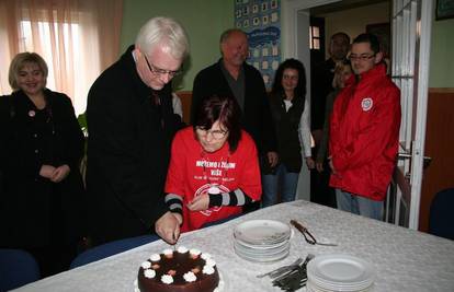 Ivo Josipović u Bjelovaru rezao rođendansku tortu
