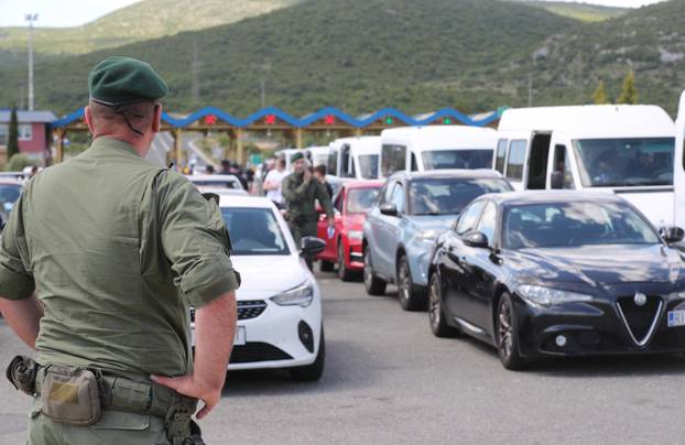 Navijači Rijeke na izlazu Dugopolje uz policijsku pratnju nastavljaju prema Poljudu