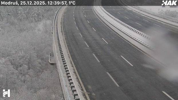 FOTO Pogledajte kakvo je stanje na cestama u Hrvatskoj: Snijeg u Lici, sunce 'provirilo' na jugu