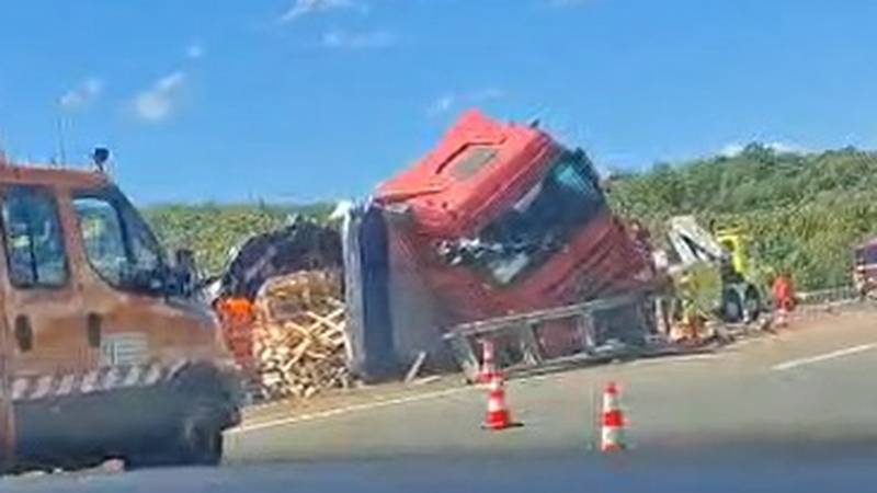 VIDEO Drama na A1: Kamion se prevrnuo na bok: 'Velike su gužve, drva je posvuda...'