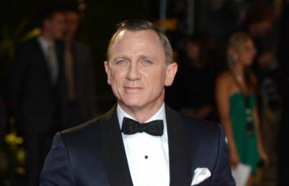 Kompleksaš James Bond operirat će klempave uši