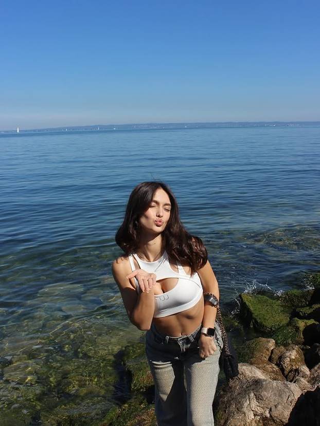 FOTO Svi luduju za njom... Ova mlada Moldavka itekako zna naglasiti svoje atribute