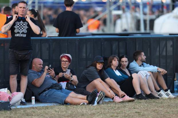 Sinj: Thompsonovi obožavatelji čekaju početak koncerta na hipodromu