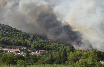 Požari u Dalmatinskoj zagori: Gori kod Muća i iznad Prugova