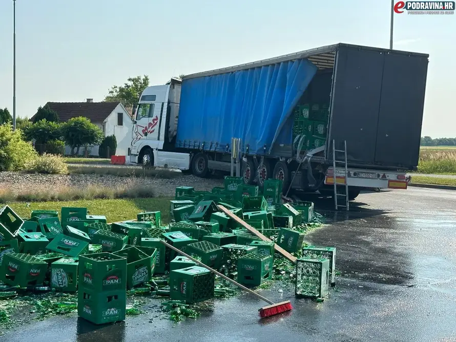 Prevrnula se prikolica kamiona s gajbama piva: 'Sve se rasulo'