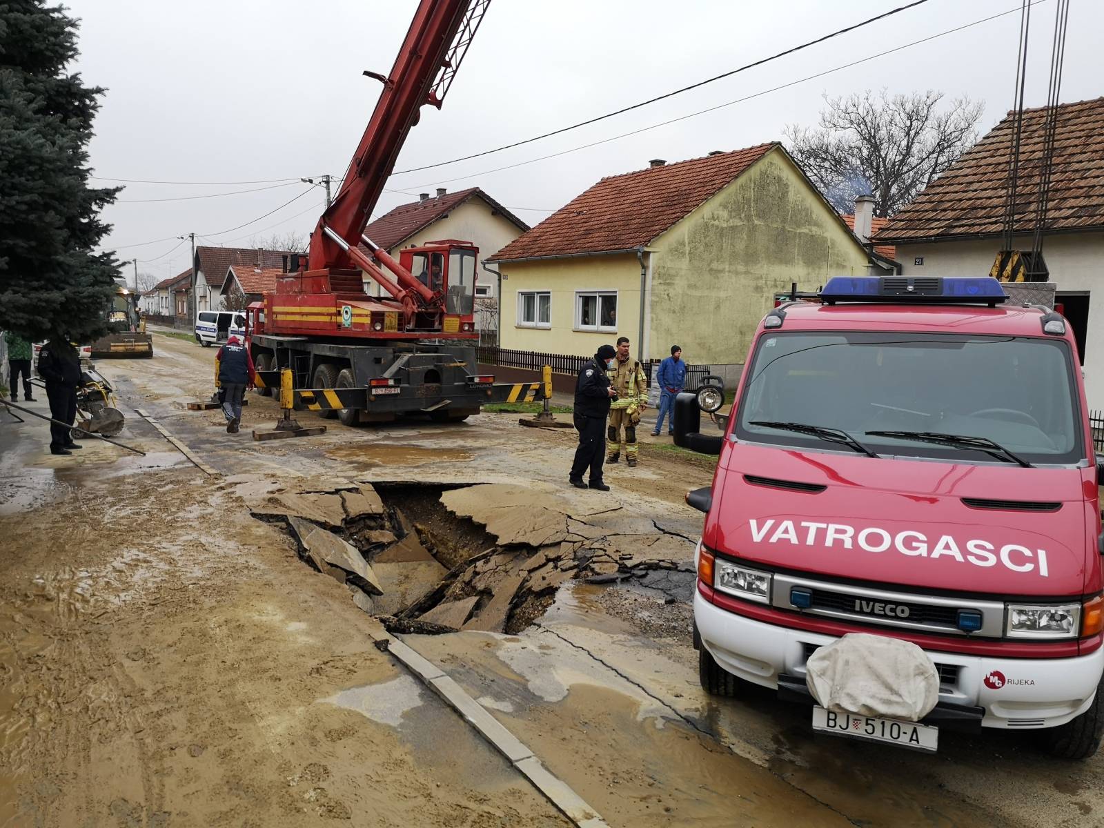 Bjelovar: Vatrogasni kamion propa u veliku rupu  prilikom intervencije zbog puknuća cijevi