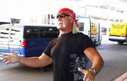Hulk Hogan na plaži kupio školjke pa završio u bolnici