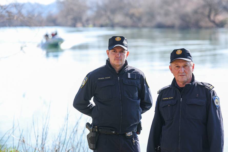 24sata Hrvatska Kostajnica: Policajci koji su prvi pronašli migrante koji su spašeni iz rijeke Une