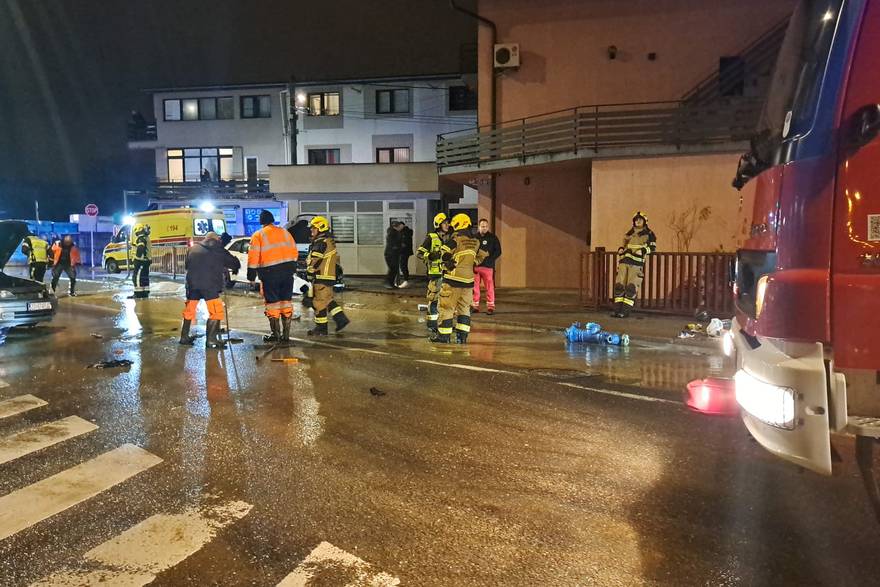 Te&scaron;ka nesre&cacute;a u Zagrebu. Ima ozlije&dstrok;enih. Cesta skroz poplavljena, isklju&ccaron;ili vodu!