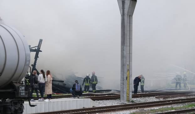 Gore barake uz prugu u Osijeku