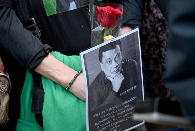 Zagreb: Brojni građani se okupili na Zrinjevcu u čast Halida Bešlića