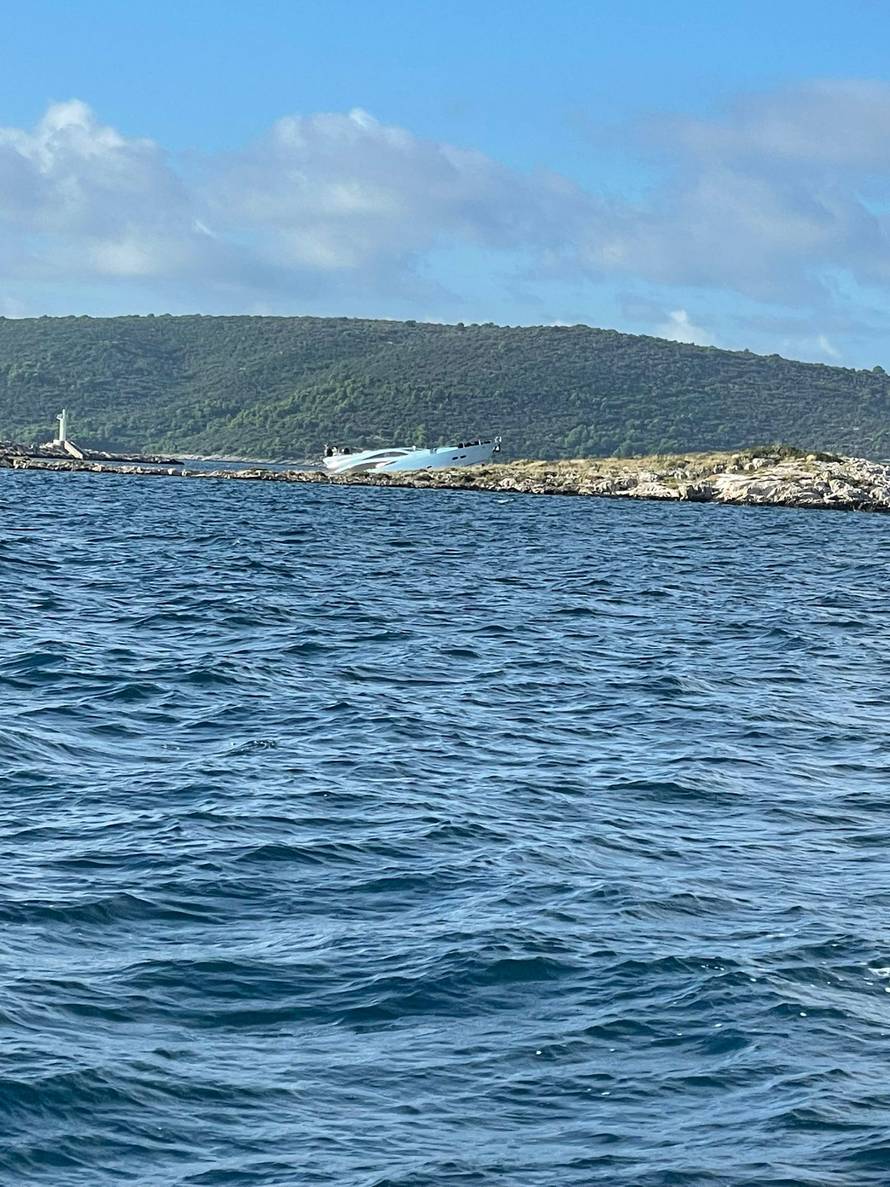 Jahtom se nasukao na Pijavicu