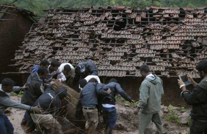 Dok su spavali: Brdo zatrpalo selo, najmanje 23 je poginulo 