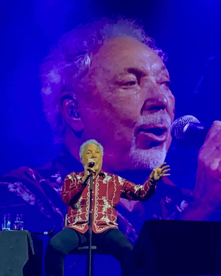 Tom Jones pridržavao se za štap tijekom koncerta u Kaliforniji...