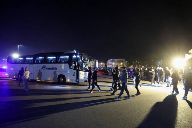 Zagreb: Navijači Dinama dočekali igrače ispred stadiona u Makisimiru nakon pobjede u derbiju protiv Hajduka
