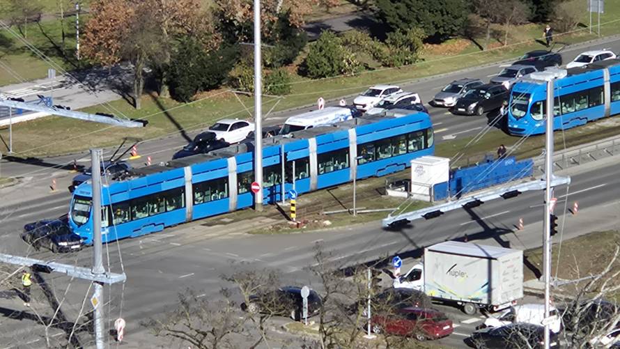 VIDEO Tramvajski kolaps u Zagrebu: 'Sudario se s autom, zastoj je već 45 minuta...'