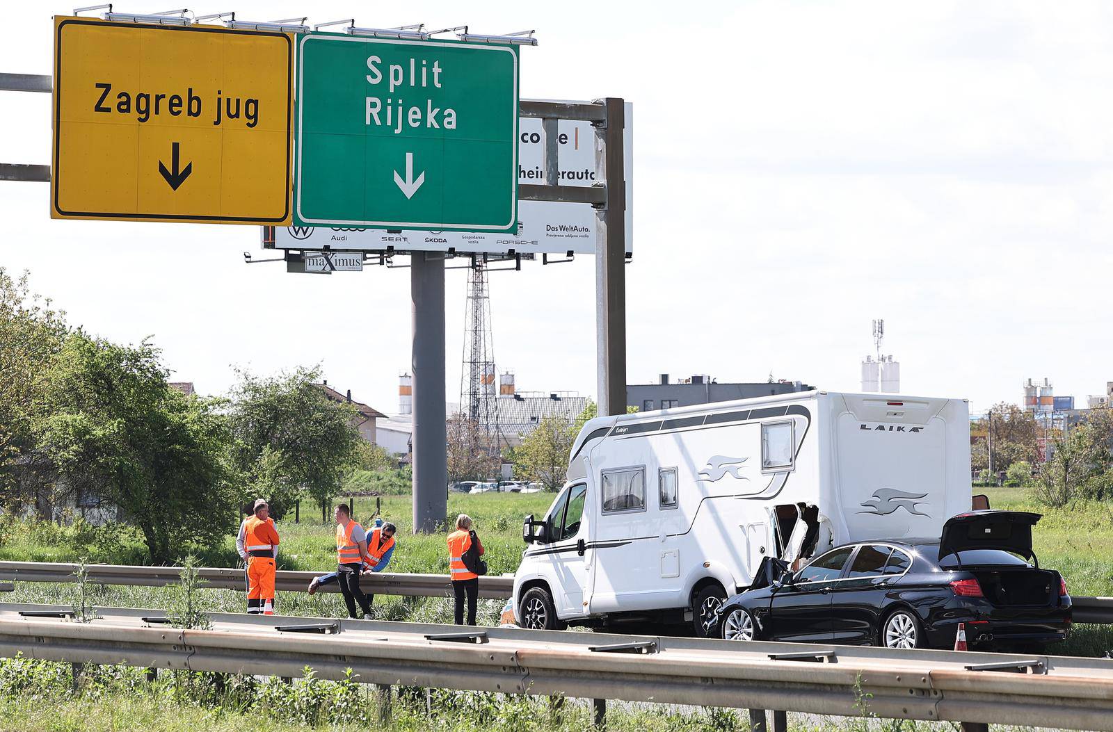 Zagreb: Automobil podletio pod kamper kod čvora Lučko