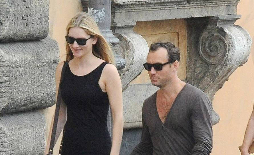 JUDE LAW AND GIRLFRIEND IN ROME