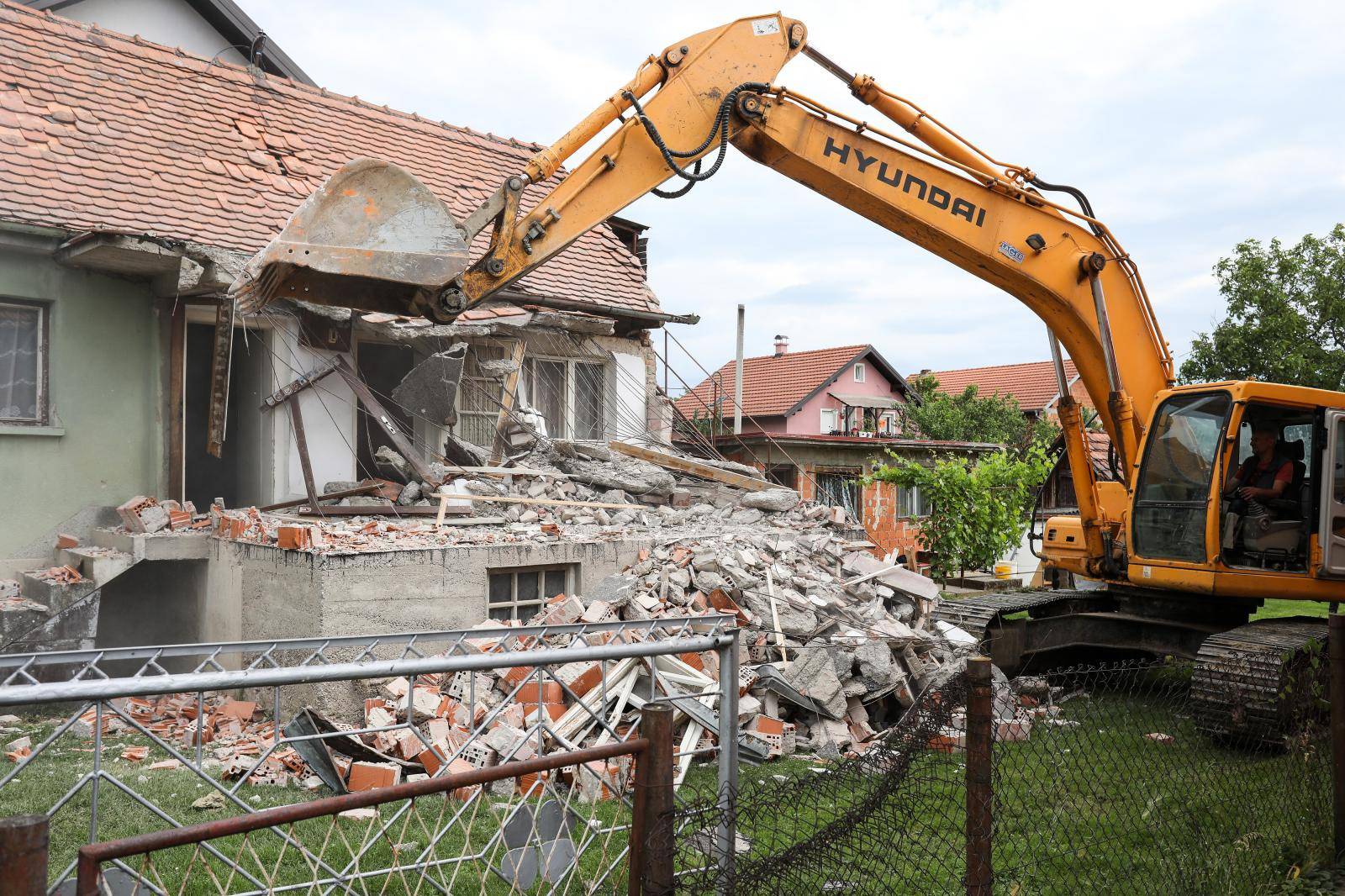 Zagreb: Rušenje prve kuće koja je stradala u potresu